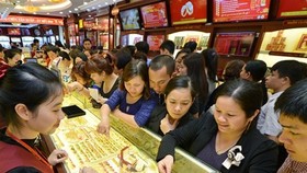 Giao dịch vàng tại Bảo Tín Minh Châu. (Ảnh: PV/Vietnam+)
