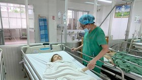 Các bác sĩ chăm sóc cho bệnh nhân sau khi phẫu thuật thành công
