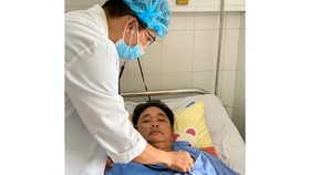 Bác sĩ chăm sóc cho bệnh nhân sau khi cấp cứu thành công