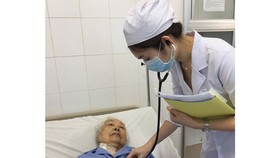 Bác sĩ chăm sóc cho bà cụ 98 tuổi sau khi điều trị thành công