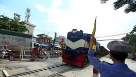 Công nhân viên gác chắn đường sắt đang bị chậm trả tiền trả lương khi Tổng công ty Đường sắt không được giao dự toán ngân sách thực hiện nhiệm vụ quản lý, bảo trì tài sản kết cấu hạ tầng đường sắt. (Ảnh: Huy Hùng/TTXVN)