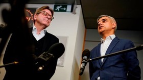 Ông Sadiq Khan (bên phải) trả lời các câu hỏi của nhà báo ngày 18/2. (Nguồn: Getty Images)