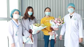 Hai bệnh nhân nhiễm dịch COVID-19 được chữa khỏi ở bệnh viện tuyến huyện tại "tâm dịch Bình Xuyên." (Ảnh: Hoàng Hùng/TTXVN)