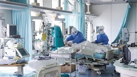 Nhân viên y tế điều trị cho bệnh nhân nhiễm COVID-19 tại bệnh viện ở Bắc Kinh, Trung Quốc, ngày 13/2/2020. (Ảnh: THX/TTXVN)