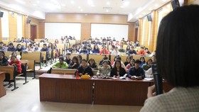 Dù đang trong mùa dịch, sinh viên Đại học Y khoa Hà Nội vẫn đi học bình thường.