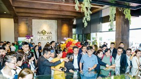Khách tham quan sa bàn dự án Khu đô thị sinh thái thông minh Aqua City.