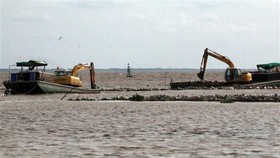 Đơn vị đang thi công nạo vét luồng hàng hải. Ảnh minh họa. (Ảnh: Lê Sen/TTXVN)