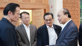 Thủ tướng Nguyễn Xuân Phúc trao đổi với các đại biểu. Ảnh: Viết Chung