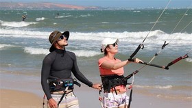 Hướng dẫn du khách chơi lướt vãn diều trên biển Mũi Né- Bình Thuận. (Ảnh: Hồng Hiếu/TTXVN)