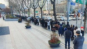 Người dân xếp hàng chờ mua khẩu trang tại Daegu, Hàn Quốc, ngày 27/2/2020, trong bối cảnh bùng phát dịch COVID-19. (Nguồn: Yonhap/TTXVN)