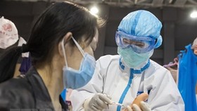 Bệnh nhân nhiễm COVID-19 được điều trị tại bệnh viện ở Vũ Hán, tỉnh Hồ Bắc, Trung Quốc, ngày 25/2/2020. (Ảnh: THX/TTXVN)