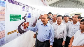 Thủ tướng Nguyễn Xuân Phúc kiểm tra tiến độ dự án cao tốc Trung Lương-Mỹ Thuận.