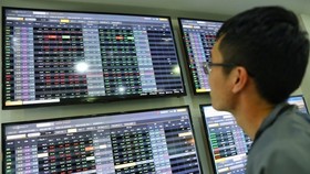 Nhà đầu tư “tháo chạy”, VN Index giảm hơn 6%