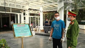 Công an quận Hoàn Kiếm đi kiểm tra việc tạm thời đóng cửa nhà hàng tại khu vực Hồ Hoàn Kiếm. (Ảnh: Doãn Tấn/TTXVN)