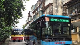 Hà Nội giảm 80% số chuyến lượt, kéo giãn tần suất xe buýt để đối phó với dịch COVID-19. (Ảnh: Việt Hùng/Vietnam+)