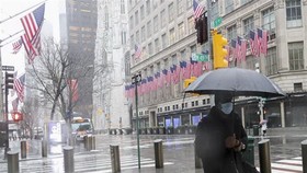 Người dân đeo khẩu trang phòng tránh lây nhiễm COVID-19 tại New York, Mỹ, ngày 23/3/2020. (Nguồn: THX/TTXVN)