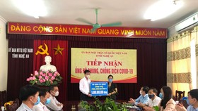 Đại diện Tập đoàn T&T Group trao 5 tỷ đồng ủng hộ cuộc chiến chống dịch Covid-19 của tỉnh Nghệ An.