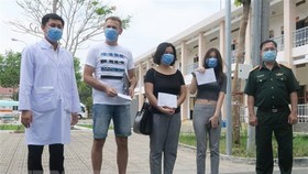 Lãnh đạo Bệnh viện dã chiến Củ Chi và các bệnh nhân trong thời điểm công bố khỏi bệnh. (Ảnh: Đinh Hằng/TTXVN)