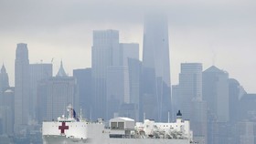 Tàu bệnh viện của Hải quân Mỹ, USNS Comfort, đã tới thành phố New York với hơn 1.000 giường, dành cho các bệnh nhân không nhiễm Covid-19. Ảnh:AP.