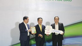 Doanh nhân Đỗ Quang Hiển cùng Tập đoàn T&T Group, Ngân hàng SHB thường xuyên đồng hành cùng các chương trình xã hội, vì cộng đồng.