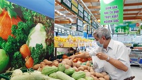 Khách hàng mua rau, củ quả tại một siêu thị ở Thành phố Hồ Chí Minh. (Ảnh: TTXVN)