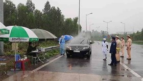 Phun khử khuẩn đối với xe ôtô ra vào tỉnh ở đường nhánh rẽ vào cao tốc Nội Bài-Lào Cai. (Ảnh: Nguyễn Thảo/TTXVN)