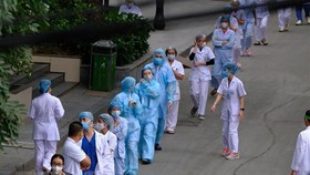Cán bộ, y, bác sỹ Bệnh viện Bạch Mai xếp hàng chờ lấy mẫu xét nghiệm COVID-19. (Ảnh minh họa: Phạm Hùng/TTXVN phát)