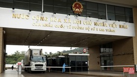 Xe chờ làm thủ tục xuất khẩu hàng hoá qua cửa khẩu quốc tế đường bộ số II Kim Thành. (Ảnh: Quốc Khánh/TTXVN)