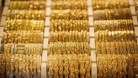 Giá vàng lên mức cao nhất hơn ba tuần qua, giá dầu quay đầu giảm