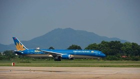 Máy bay của hãng hàng không Vietnam Airlines trên đường băng ở một sân bay. (Nguồn: Vietnam+)