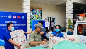 Nhiều gia đình khó khăn do ảnh hưởng đại dịch tại Q.6 vui mừng khi tận tay nhận được quà tặng thiết thực
