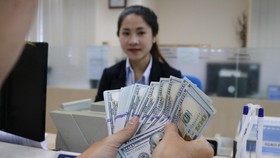 Giao dịch kiều hối tại một ngân hàng trên đường Nguyễn Thị Minh Khai, Q.3, TP.HCM - Ảnh: N.PHƯỢNG