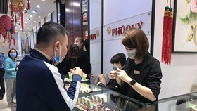 Khách hàng giao dịch vàng miếng. (Ảnh: Đức Duy/Vietnam+)