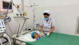 Bác sĩ chăm sóc cho bệnh nhân sau khi cấp cứu thành công