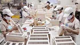 Một dây chuyền sản xuất đồ gỗ xuất khẩu. (Ảnh: An Hiếu/TTXVN)
