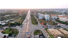Điểm giao giữa đại lộ Nguyễn Văn Linh nối dài và đường Tân Túc tại trung tâm hành chính Bình Chánh