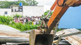 Hình ảnh cưỡng chế nhà không phép tại Bình Chánh hơn 5 năm về trước.