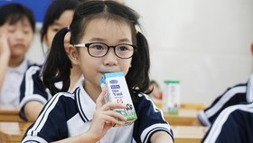 Các em học sinh tại Hà Nội thụ hưởng chương trình Sữa học đường ngay khi đi học lại sau thời gian giãn cách do dịch COVID-19.