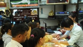 Giao dịch vàng tại Bảo Tín Minh Châu. (Ảnh: PV/Vietnam+)
