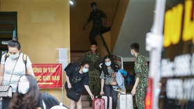 Các công dân trở về từ nước ngoài hoàn thành thời gian cách ly để trở về nhà. (Ảnh: Trọng Đạt/TTXVN)