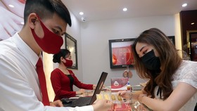 Khách mua bán tại Công ty vàng bạc đá quý Mạnh Hải. (Ảnh: Trần Việt/TTXVN)