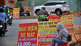Một điểm bán bảo hiểm bắt buộc trách nhiệm dân sự của chủ xe cơ giới ngay tại lòng đường (Ảnh minh họa: KT)