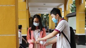 Học sinh rửa tay bằng dung dịch sát khuẩn trước khi vào lớp. (Ảnh: Xuân Anh/TTXVN)