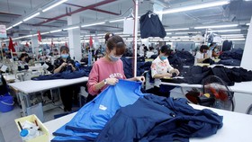 Sản xuất hàng may mặc xuất khẩu. (Ảnh: TTXVN)