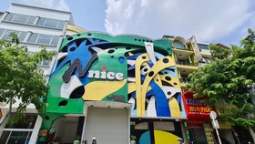 Karaoke Nnice trên đường Phan Xích Long (Q. Phú Nhuận) "cửa đóng then cài" vào trưa 1-6 - Ảnh: NGỌC HIỂN