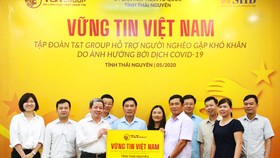 Tập đoàn T&T Group trao quà cho đại diện lãnh đạo tỉnh Thái Nguyên.