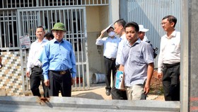 Bí thư Thành ủy TPHCM Nguyễn Thiện Nhân tìm hiểu việc xây dựng tại xã Vĩnh Lộc A, huyện Bình Chánh. Ảnh: VIỆT DŨNG