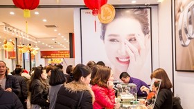 Khách hàng giao dịch vàng miếng. (Ảnh: Đức Duy/Vietnam+)