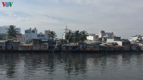 Những căn nhà lụp xụp, tạm bợ xây dựng chìa hẳn ra mặt nước đoạn kênh Đôi, Quận 8.