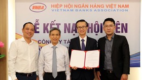 Tổng Thư ký VNBA Nguyễn Toàn Thắng trao quyết định công nhận hội viên chính thức cho FE CREDIT. Ảnh: Minh Hoàng